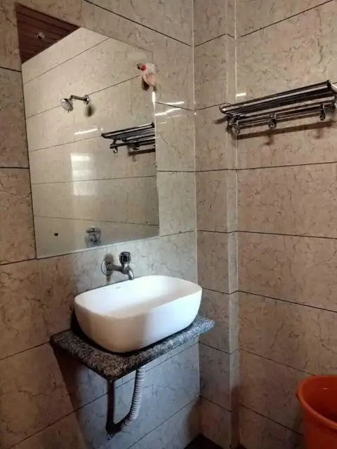 Нерал: Hotel Sarika