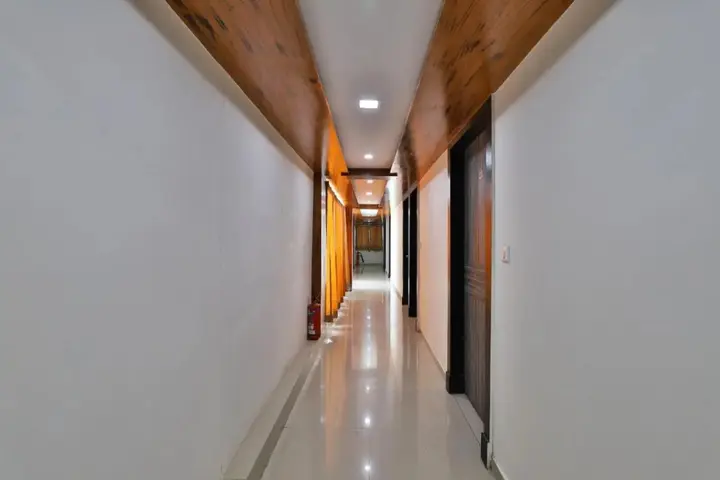 Ахмедабад: OYO Premium Law Garden C G Road