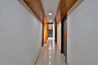 Ахмедабад: OYO Premium Law Garden C G Road