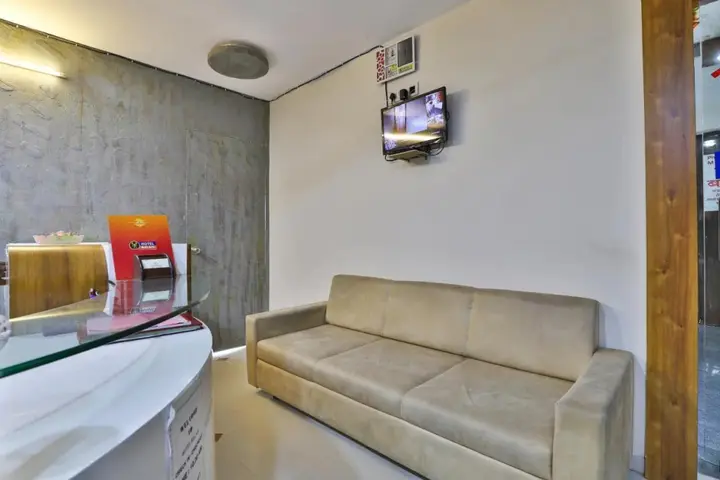 Ахмедабад: OYO Premium Law Garden C G Road