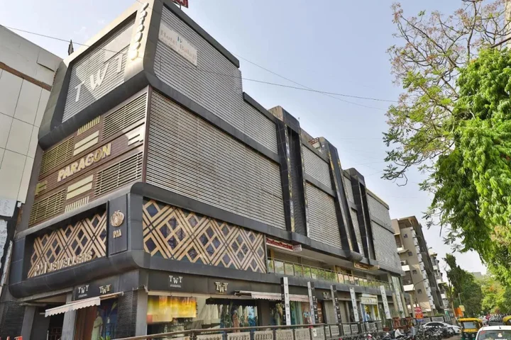 Ахмедабад: OYO Premium Law Garden C G Road