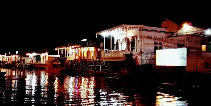 Шринагар: Kings Throne House boats