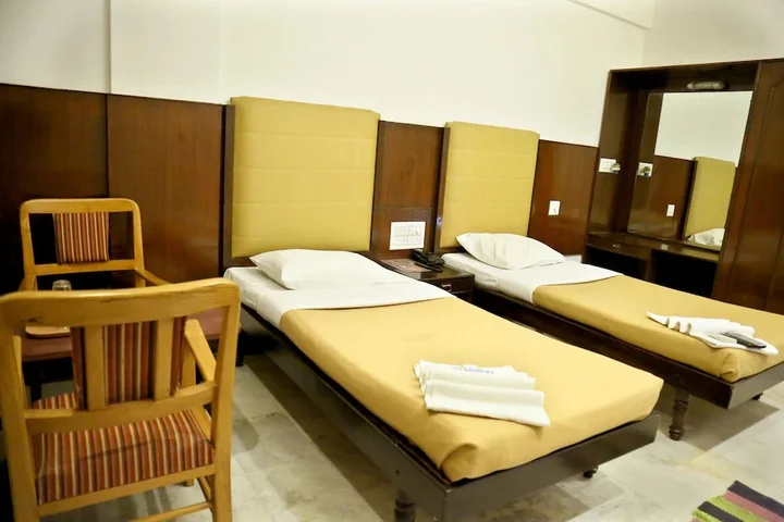 Алюр: Hotel SriKrishna Hassan