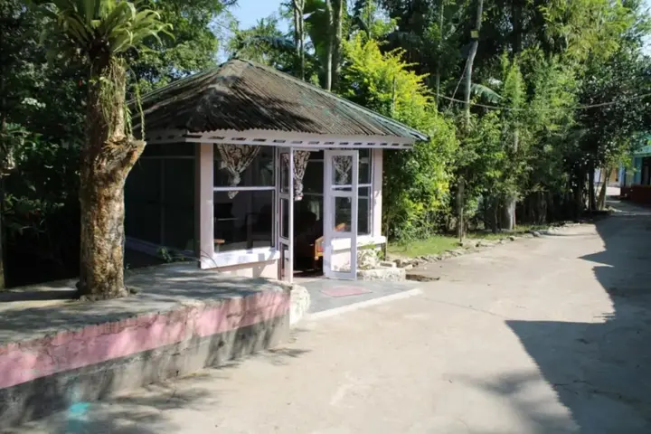 Кохора: Sarmah Lodge