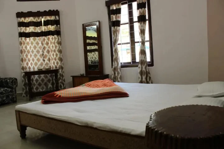 Кохора: Sarmah Lodge