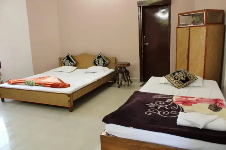 Кохора: Sarmah Lodge