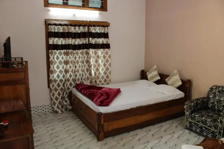 Кохора: Sarmah Lodge