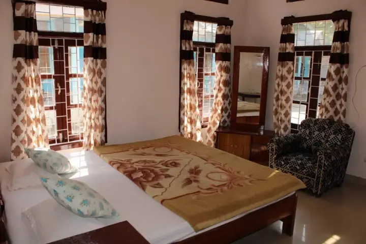 Кохора: Sarmah Lodge