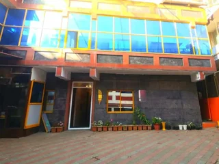Ути: Hays SK Residency
