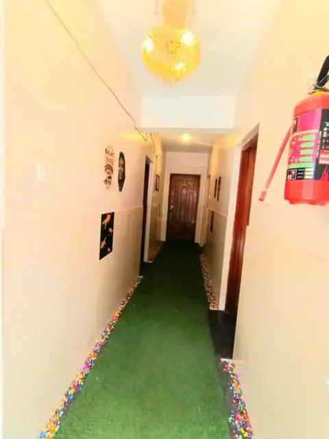 Ути: Hays SK Residency