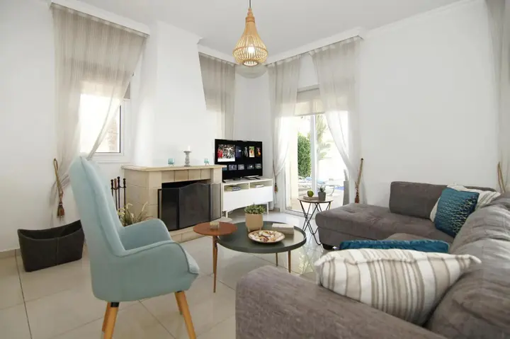 Паралимни: Villa Alyson