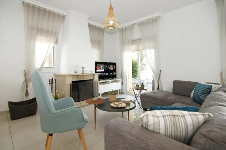 Паралимни: Villa Alyson