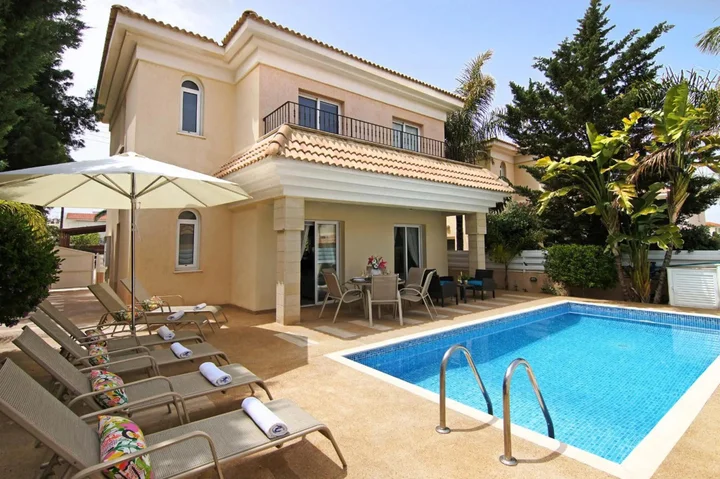 Паралимни: Villa Alyson