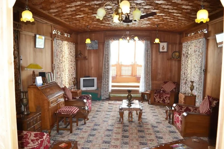 Шринагар: New Peony Houseboat