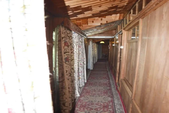 Шринагар: New Peony Houseboat