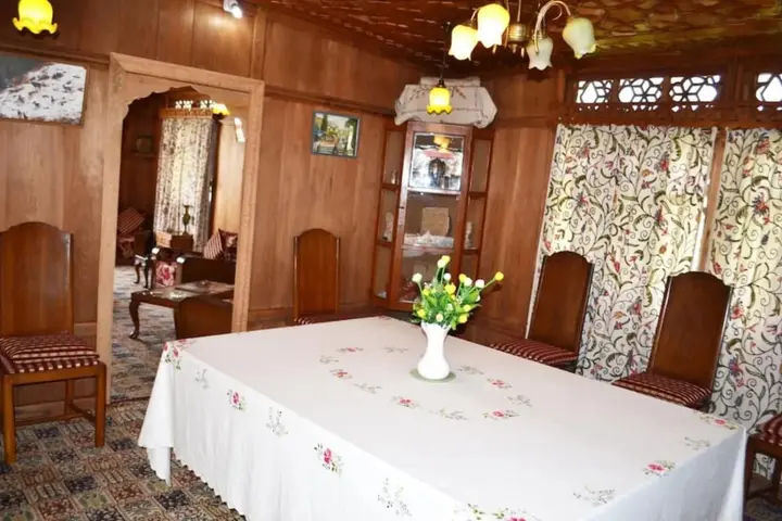 Шринагар: New Peony Houseboat