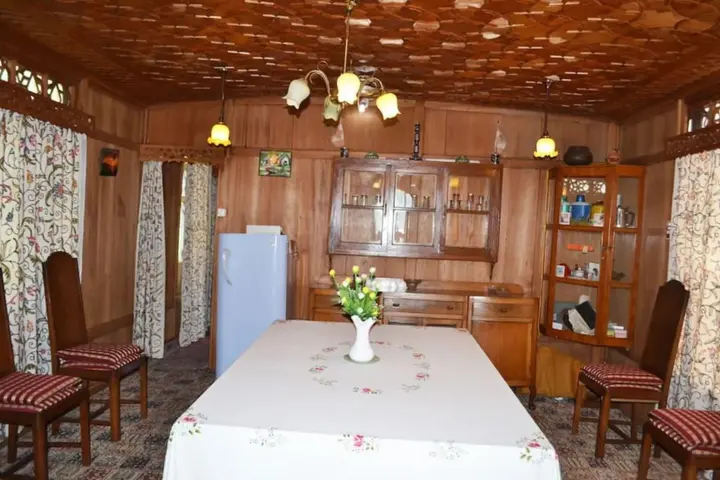 Шринагар: New Peony Houseboat