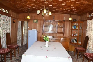 Шринагар: New Peony Houseboat
