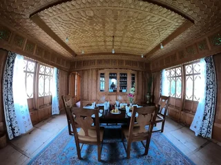 Шринагар: Zaffer Houseboats