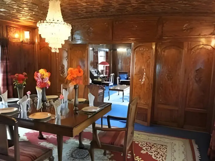 Шринагар: Zaffer Houseboats