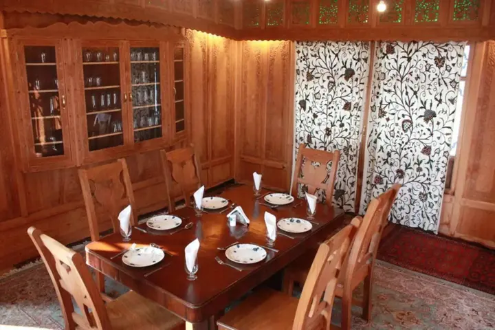 Шринагар: Zaffer Houseboats