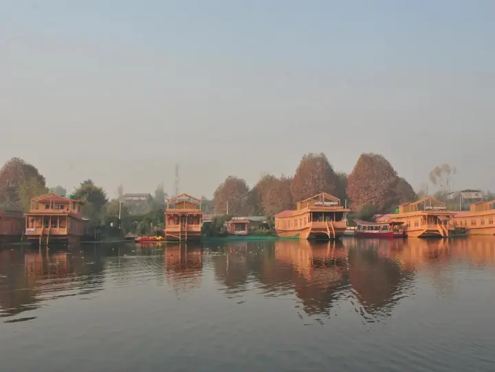 Шринагар: Zaffer Houseboats