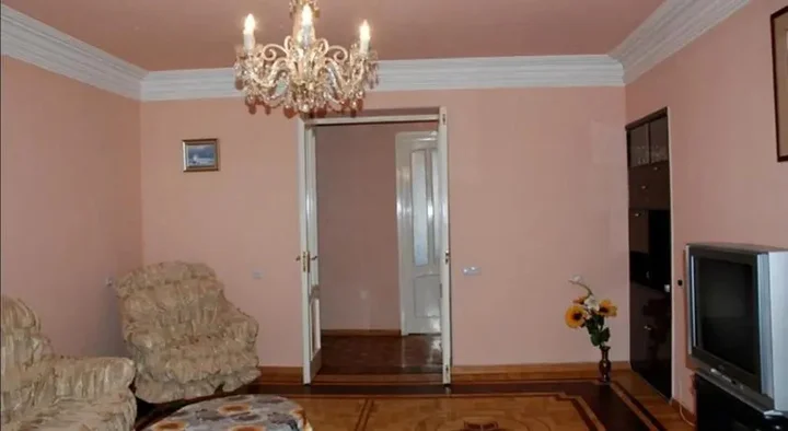 Ереван: Apartment on Isahakyan Street
