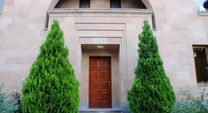 Ереван: Villa Hyusisayin Charagayt