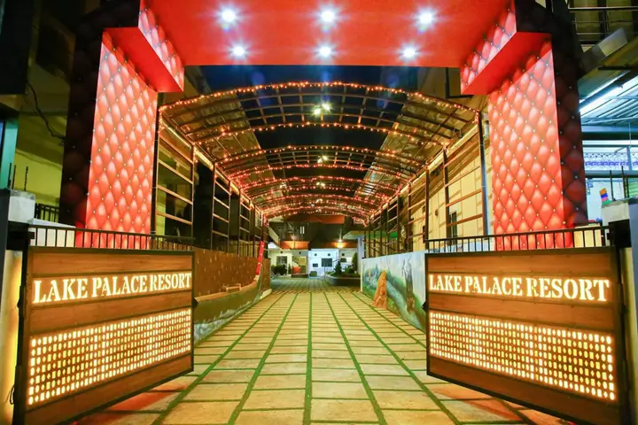 Кумараком: Lake Palace Family Resort Kumarakom