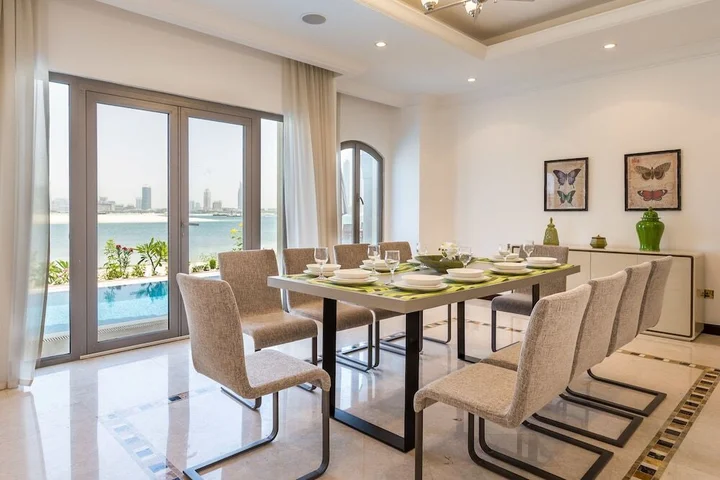 Дубай: Canal Cove Villa by Deluxe Holiday Homes