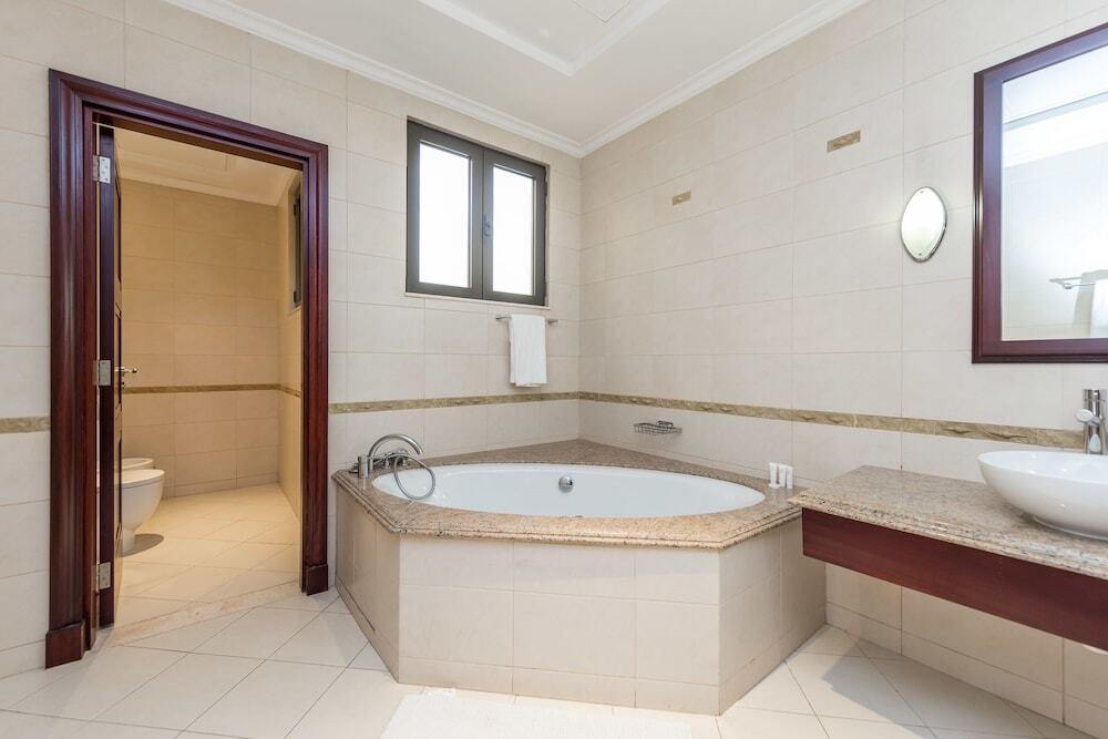 Дубай: Canal Cove Villa by Deluxe Holiday Homes