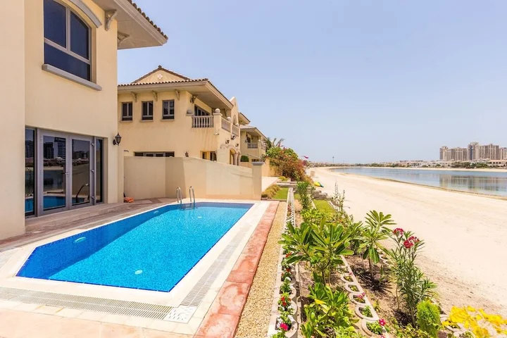 Дубай: Canal Cove Villa by Deluxe Holiday Homes