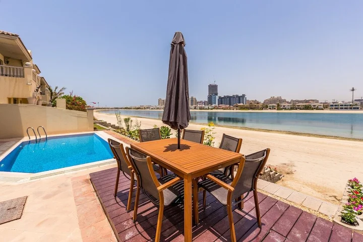 Дубай: Canal Cove Villa by Deluxe Holiday Homes