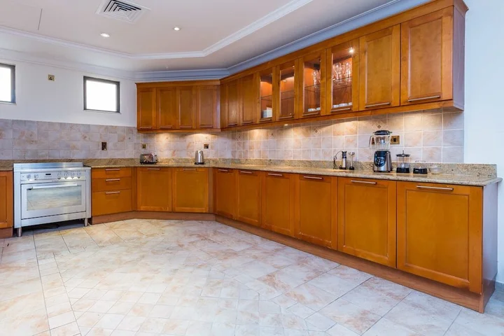 Дубай: Canal Cove Villa by Deluxe Holiday Homes