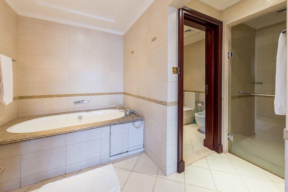 Дубай: Canal Cove Villa by Deluxe Holiday Homes