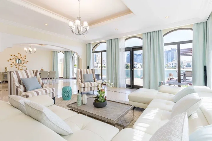 Дубай: Canal Cove Villa by Deluxe Holiday Homes