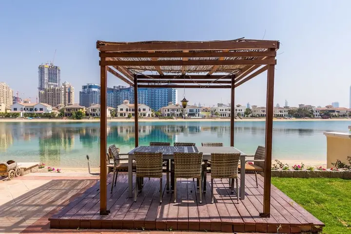 Дубай: Canal Cove Villa by Deluxe Holiday Homes