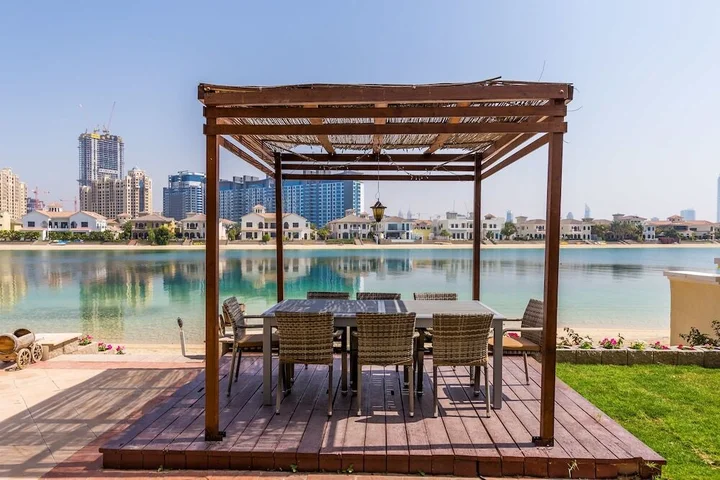 Дубай: Canal Cove Villa by Deluxe Holiday Homes