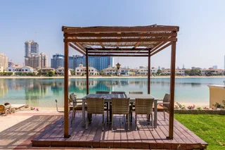 Дубай: Canal Cove Villa by Deluxe Holiday Homes