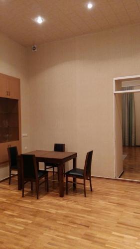 Баку: Apartment on Nizami Street 81