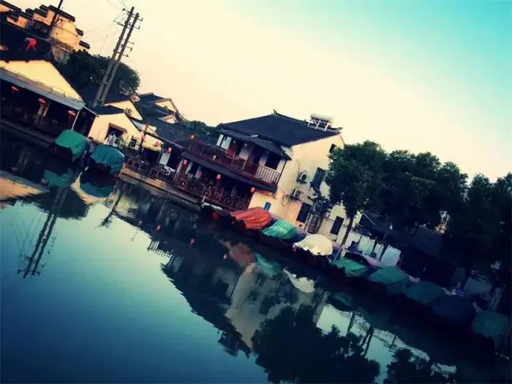Сучжоу: Zhouzhuang Zhenfeng Riverside Courtyard Hostel