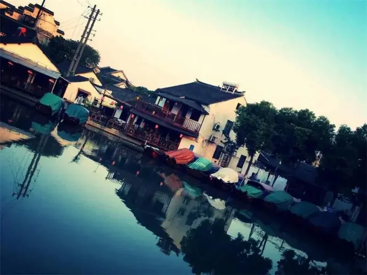 Сучжоу: Zhouzhuang Zhenfeng Riverside Courtyard Hostel