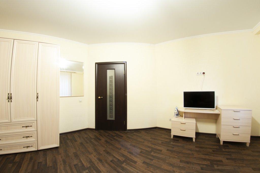 Тюмень: Na Fabrichnoj 9-7 Apartments