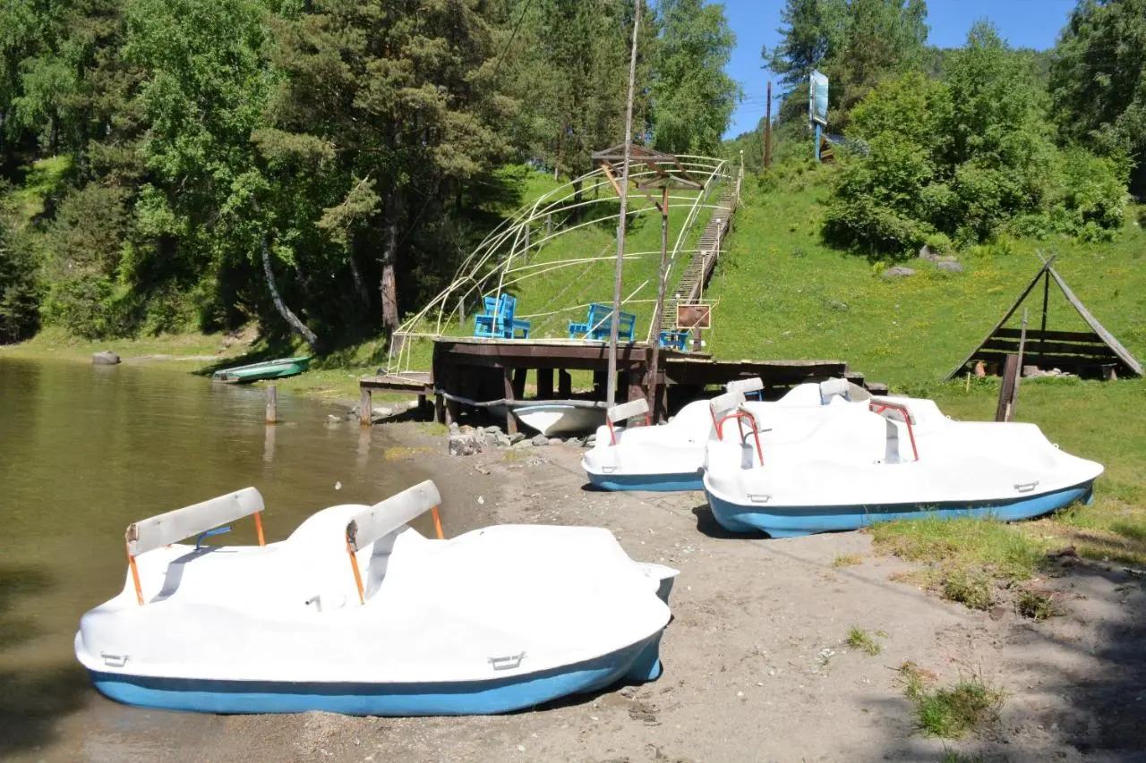 Телецкое озеро: Green House at Teletskoye Lake