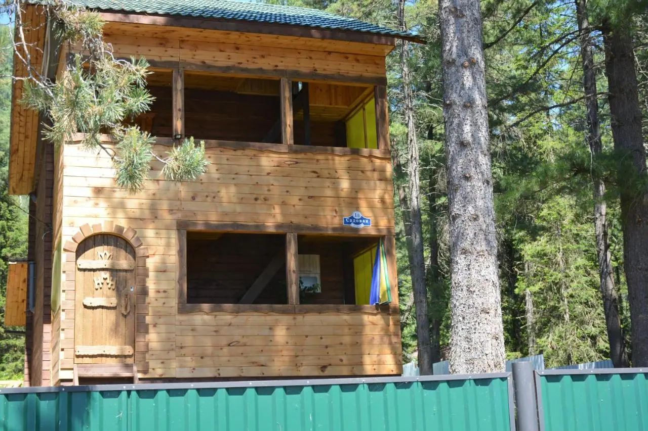 Телецкое озеро: Green House at Teletskoye Lake