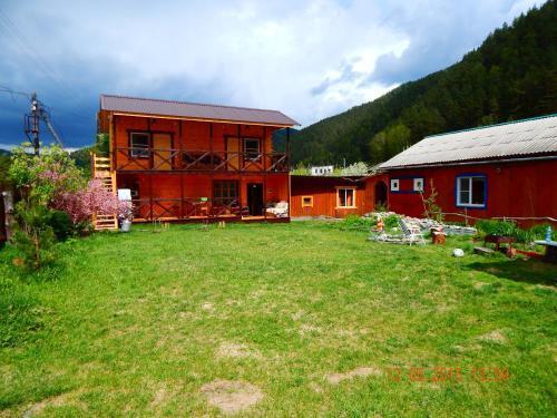 Чемал: Guest House Usadba Derevenka