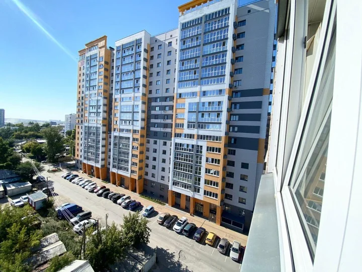 Барнаул: ЖивиТУТ на улице Папанинцев 132
