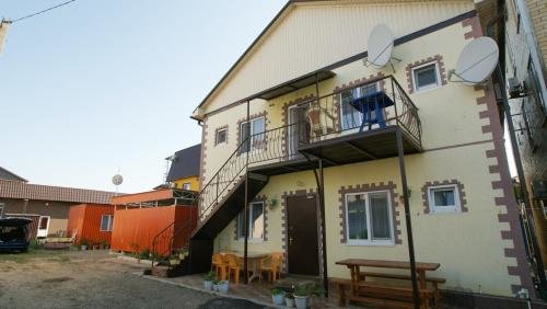 Голубицкая: Guesthouse Nadezhda