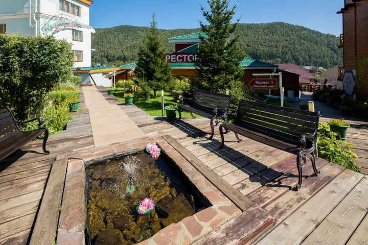 Листвянка: Гостиница Крестовая падь