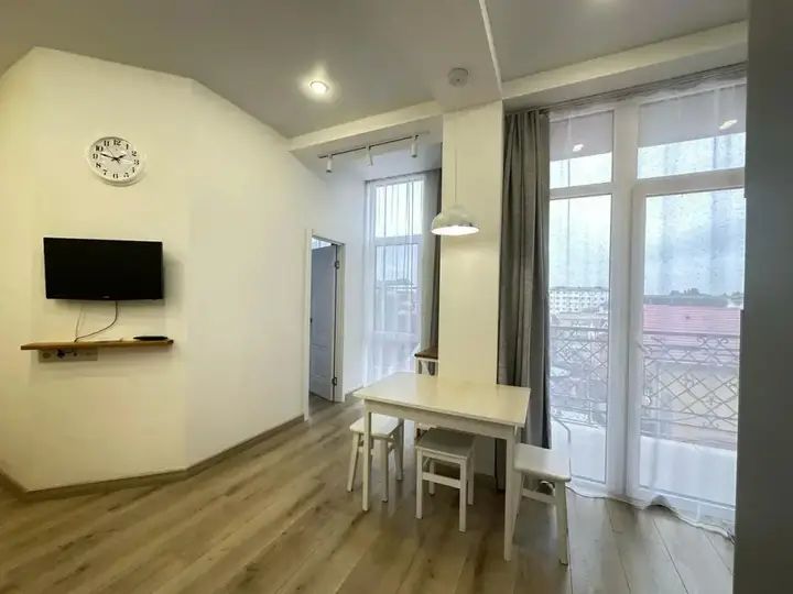 Море квартир уютная студия с панорамными окнами в центре Адлера — фото 1